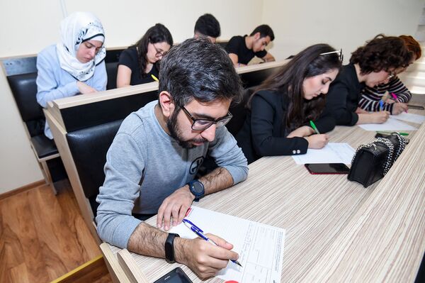 Международная образовательная акция Тотальный диктант в Баку - Sputnik Азербайджан