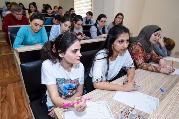 Международная образовательная акция Тотальный диктант в Баку - Sputnik Азербайджан