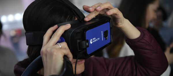РИА Новости презентовало в Зарядье историю-реконструкцию в формате VR Валерка встречает Гагарина. - Sputnik Азербайджан