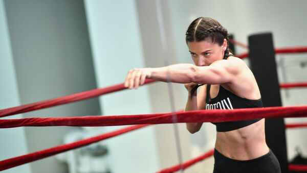 Тренировка модели Адрианы Лимы по тайскому боксу - Sputnik Азербайджан