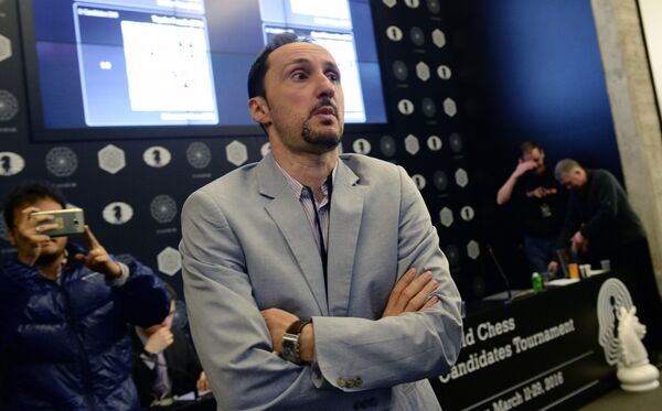 Топалов: лучше бы Крамник продолжил играть, чем стал советником ФИДЕ Топалов: лучше бы Крамник продолжил играть, чем стал советником ФИДЕ - Sputnik Азербайджан
