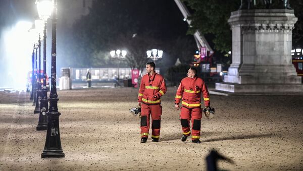 Тушение пожара в соборе Парижской Богоматери - Sputnik Azərbaycan