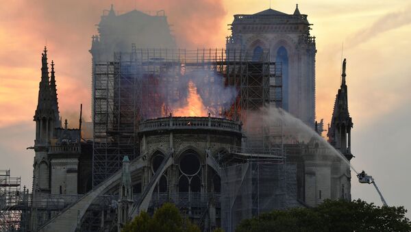 Пожарные тушат пожар в соборе Парижской Богоматери - Sputnik Азербайджан