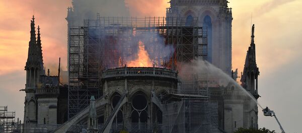 Пожарные тушат пожар в соборе Парижской Богоматери Пожарные тушат пожар в соборе Парижской Богоматери - Sputnik Азербайджан