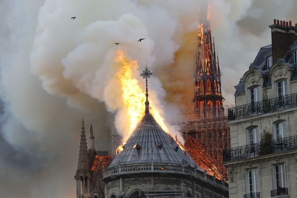 Пожар на крыше собора Нотр-Дам-де-Пари в Приже, Франция - Sputnik Азербайджан