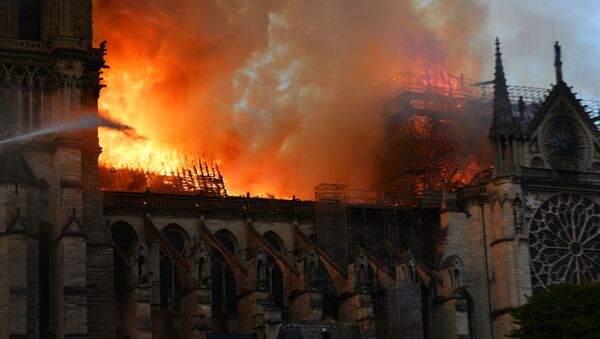 Пожар в соборе Парижской Богоматери - Sputnik Азербайджан