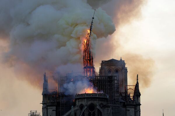 Пожар в соборе Нотр-Дам-де-Пари в Приже, Франция - Sputnik Азербайджан