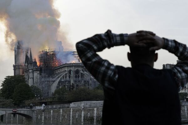 Пожар в соборе Нотр-Дам-де-Пари в Приже, Франция - Sputnik Азербайджан