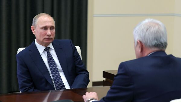 Президент РФ Владимир Путин и президент ПАО Лукойл Вагит Алекперов (справа) во время встречи - Sputnik Azərbaycan