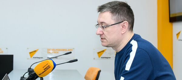 Известный журналист и спортивный комментатор, исполнительный директор МИА Россия сегодня Василий Конов Известный журналист и спортивный комментатор, исполнительный директор МИА Россия сегодня Василий Конов - Sputnik Азербайджан