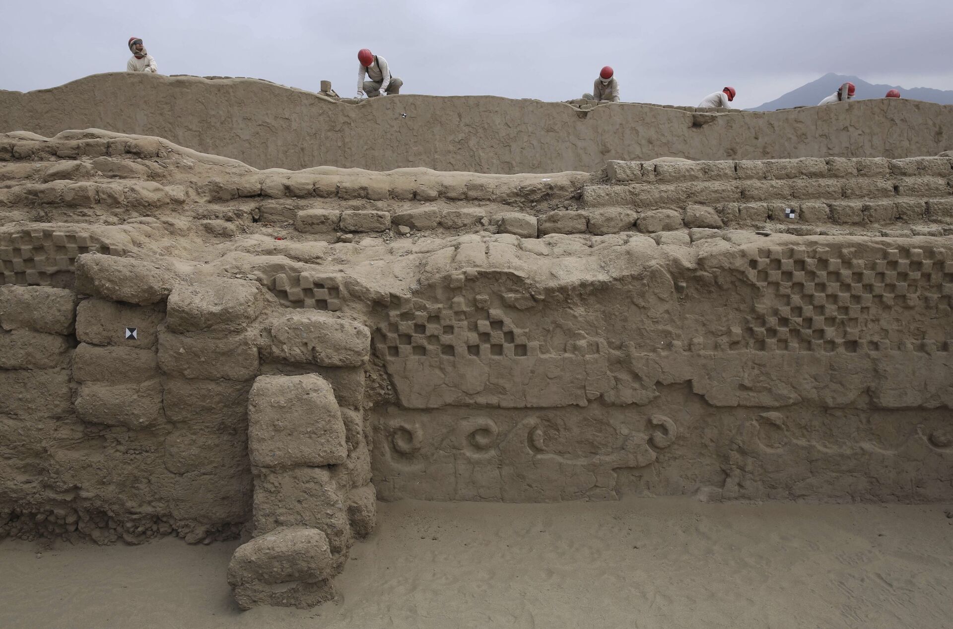 Археологи работают над частью недавно обнаруженного города инков Чан-Чан, недалеко от Трухильо, Перу - Sputnik Азербайджан, 1920, 08.12.2023