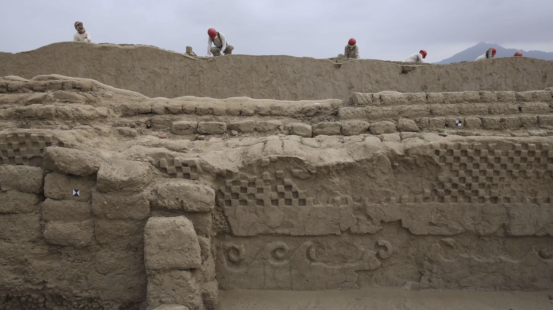 Археологи работают над частью недавно обнаруженного города инков Чан-Чан, недалеко от Трухильо, Перу - Sputnik Azərbaycan, 1920, 28.11.2021