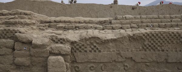 Археологи работают над частью недавно обнаруженного города инков Чан-Чан, недалеко от Трухильо, Перу Археологи работают над частью недавно обнаруженного города инков Чан-Чан, недалеко от Трухильо, Перу - Sputnik Азербайджан
