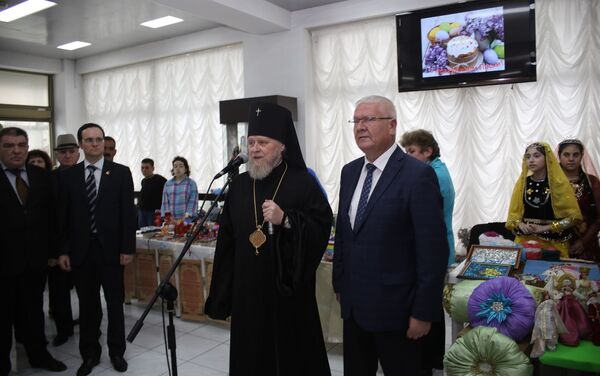 Пасхальный базар в РИКЦ открыли архиепископ Александр и В.Денисов - Sputnik Азербайджан
