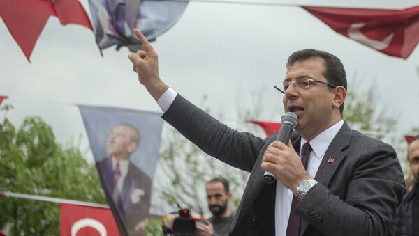 Главный оппозиционный кандидат в мэры Республиканской народной партии (НРП) Экрем Имамоглу машет толпе во время митинга после местных выборов в Стамбуле - Sputnik Azərbaycan