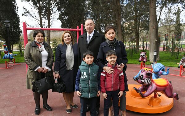 Президент Ильхам Алиев ознакомился с условиями, созданными в реконструированном парке Нефтяников в бакинском поселке Гарачухур  - Sputnik Азербайджан