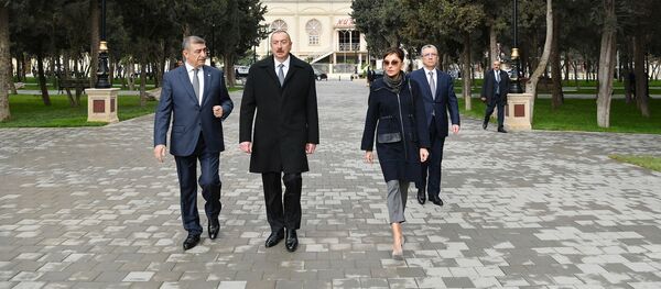 İlham Əliyev Bakının Qaraçuxur qəsəbəsində yenidən qurulan Neftçilər parkında yaradılan şəraitlə tanış olub İlham Əliyev Bakının Qaraçuxur qəsəbəsində yenidən qurulan Neftçilər parkında yaradılan şəraitlə tanış olub - Sputnik Азербайджан
