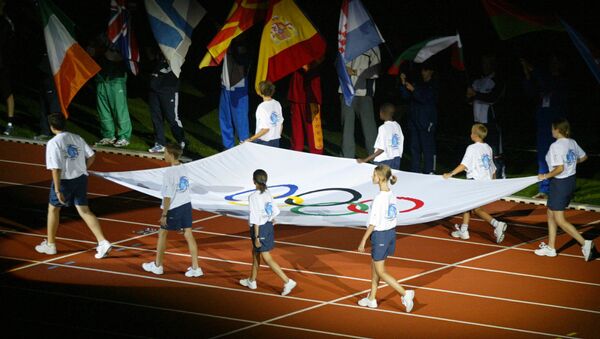 Парад молодежи с олимпийским флагом во время церемонии открытия олимпийского фестиваля европейской молодежи - Sputnik Азербайджан