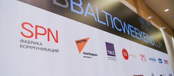 Брендволл с логотипом Sputnik на международном форуме Baltic weekend в Баку - Sputnik Азербайджан