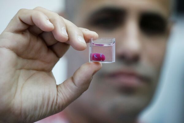 Первое в мире живое сердце, напечатанное на 3D-принтере во время демонстрации в лаборатории, Тель-Авив, Израиль - Sputnik Азербайджан