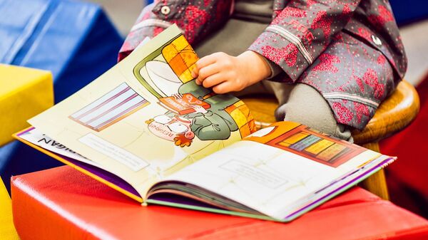 Ребенок читает книгу, фото из архива - Sputnik Azərbaycan