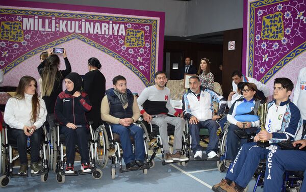 Выставка Радости весны с участием детей с инвалидностью - Sputnik Азербайджан