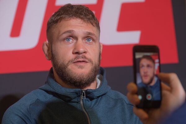 Турнир UFC: король ринга Рафаэль Физиев приехал за победой Турнир UFC: король ринга Рафаэль Физиев приехал за победой - Sputnik Азербайджан