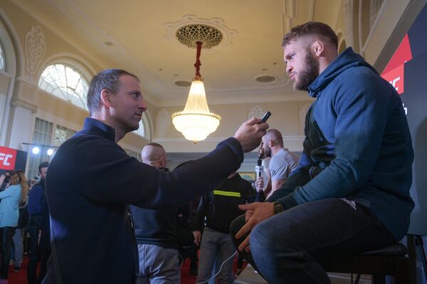 Турнир UFC: король ринга Рафаэль Физиев приехал за победой Турнир UFC: король ринга Рафаэль Физиев приехал за победой - Sputnik Азербайджан