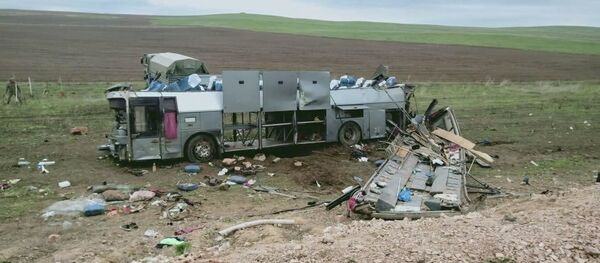 На месте ДТП с участием пассажирского автобуса в Жамбылской области Казахстана. 20 апреля 2019 - Sputnik Азербайджан