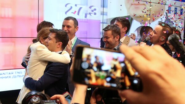 Кандидат в президенты Украины Владимир Зеленский обнимает свою жену Елену после объявления данных exit poll, Украина, 21 апреля 2019 года - Sputnik Azərbaycan