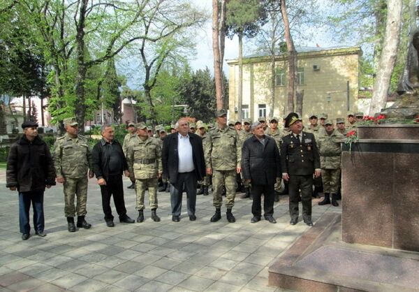 Qabaqda çarpışmalar çoxdur, qalib çıxmaq üçün sərkərdə ilə qoşunun birliyi lazımdır... Qabaqda çarpışmalar çoxdur, qalib çıxmaq üçün sərkərdə ilə qoşunun birliyi lazımdır... - Sputnik Azərbaycan