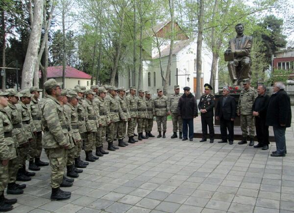 Qabaqda çarpışmalar çoxdur, qalib çıxmaq üçün sərkərdə ilə qoşunun birliyi lazımdır... Qabaqda çarpışmalar çoxdur, qalib çıxmaq üçün sərkərdə ilə qoşunun birliyi lazımdır... - Sputnik Azərbaycan