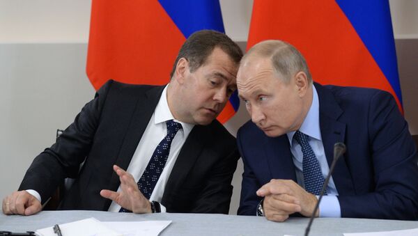 Президент РФ Владимир Путин и председатель правительства РФ Дмитрий Медведев - Sputnik Azərbaycan