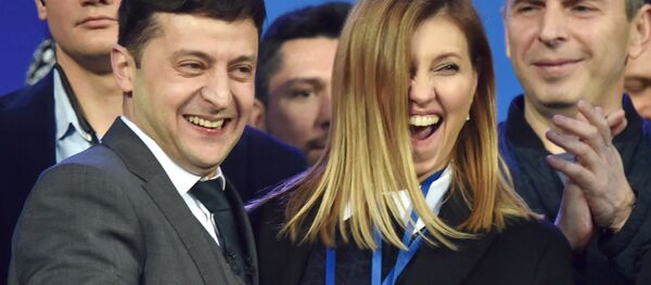 Кандидат в президенты Владимир Зеленский с женой Еленой во время дебатов с президентом Украины Петром Порошенко на Олимпийском стадионе в Киеве Кандидат в президенты Владимир Зеленский с женой Еленой во время дебатов с президентом Украины Петром Порошенко на Олимпийском стадионе в Киеве - Sputnik Азербайджан