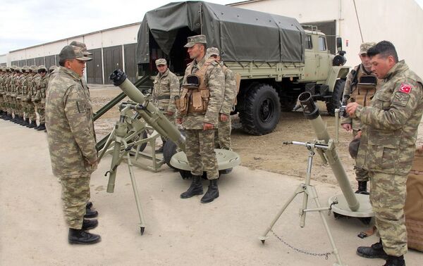 Проведен смотр вооружения, военной и специальной техники, которые будут применены на совместных азербайджано-турецких тактических учениях - Sputnik Азербайджан