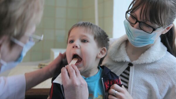 Педиатр осматривает ребенка перед прививкой - Sputnik Azərbaycan