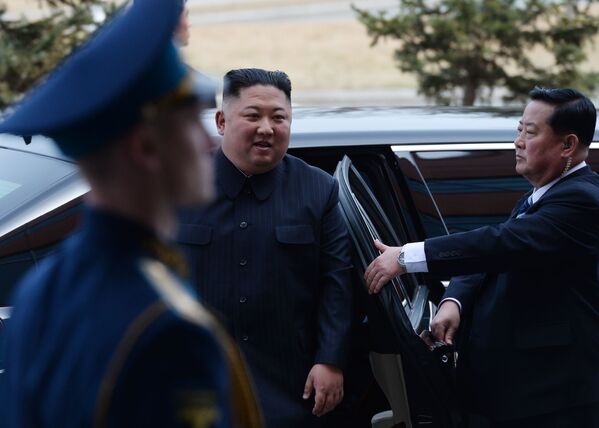 Лидер КНДР Ким Чен Ын в кампусе ДВФУ во Владивостоке - Sputnik Азербайджан