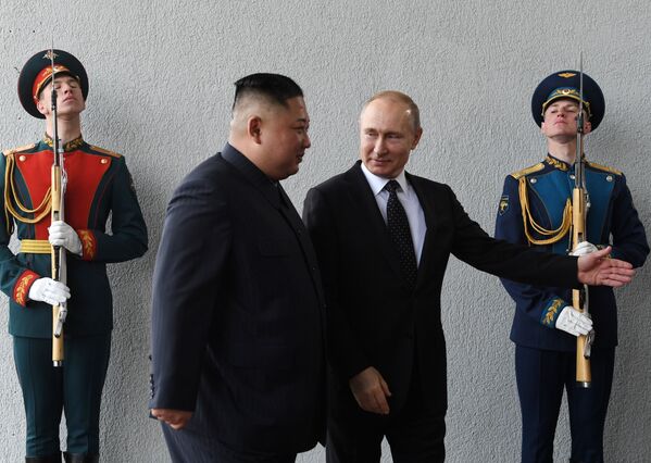 Лидер КНДР Ким Чен Ын и президент России Владимир Путин во время встречи на острове Русский  - Sputnik Азербайджан
