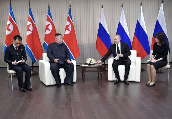 Лидер КНДР Ким Чен Ын и президент России Владимир Путин во время встречи в кампусе ДВФУ на острове Русский - Sputnik Азербайджан