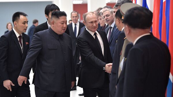 Лидер КНДР Ким Чен Ын и президент России Владимир Путин во время встречи в кампусе ДВФУ во Владивостоке - Sputnik Azərbaycan