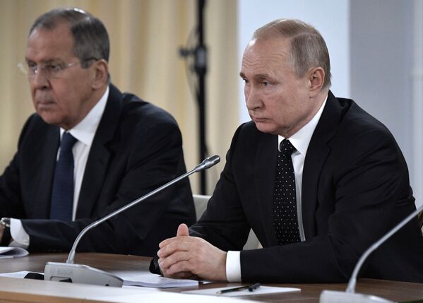 Президент России Владимир Путин во время российско-корейских переговоров в широком составе  - Sputnik Азербайджан