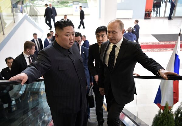 Лидер КНДР Ким Чен Ын и президент России Владимир Путин во время встречи в кампусе ДВФУ во Владивостоке - Sputnik Азербайджан
