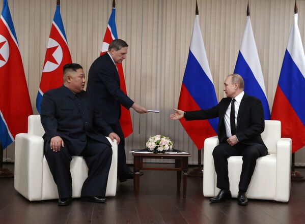 Лидер КНДР Ким Чен Ын и президент России Владимир Путин во время встречи в кампусе ДВФУ во Владивостоке - Sputnik Азербайджан