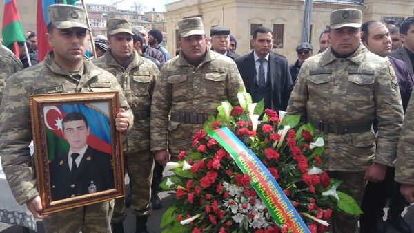 В Гяндже похоронили погибшего под лавиной азербайджанского военнослужащего В Гяндже похоронили погибшего под лавиной азербайджанского военнослужащего - Sputnik Азербайджан