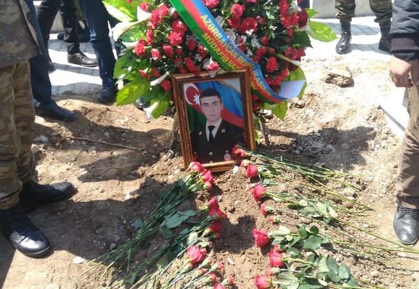 В Гяндже похоронили погибшего под лавиной азербайджанского военнослужащего В Гяндже похоронили погибшего под лавиной азербайджанского военнослужащего - Sputnik Азербайджан