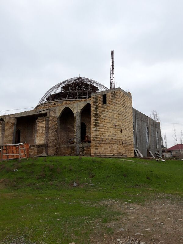 Верующие в Бейлагане тридцать лет остаются без своей мечети и ахунда Верующие в Бейлагане тридцать лет остаются без своей мечети и ахунда - Sputnik Азербайджан