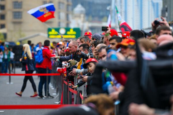Последние приготовления к началу Формулы 1 и прогулка зрителей по пит-лейну - Sputnik Азербайджан