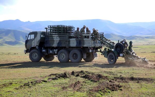 Министр обороны наблюдал за учебными тренировками с боевой стрельбой на общевойсковом полигоне - Sputnik Азербайджан