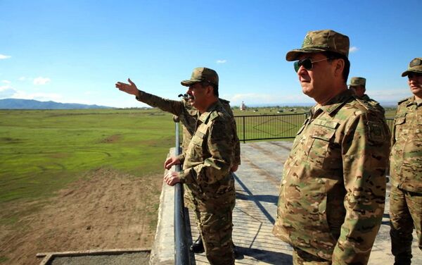 Министр обороны наблюдал за учебными тренировками с боевой стрельбой на общевойсковом полигоне - Sputnik Азербайджан