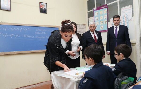 Первый вице-президент Мехрибан Алиева ознакомилась с условиями в школе номер 32 Лачинского района - Sputnik Азербайджан